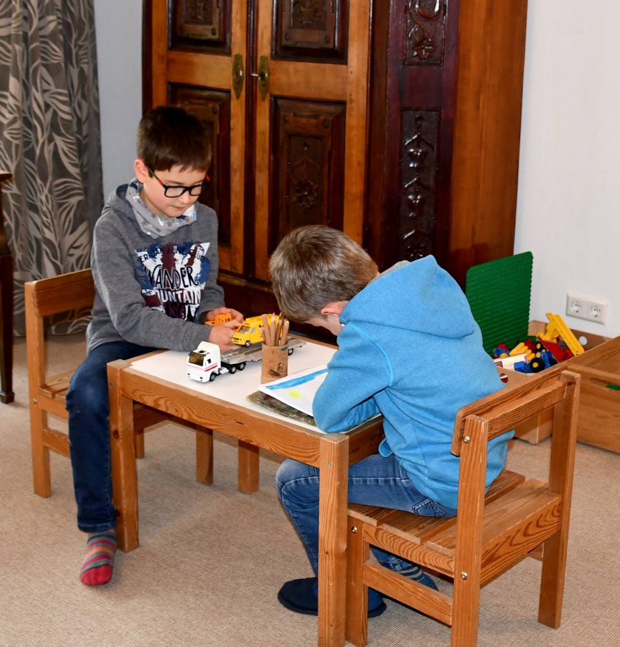 Spielende Kinder während Behandlung